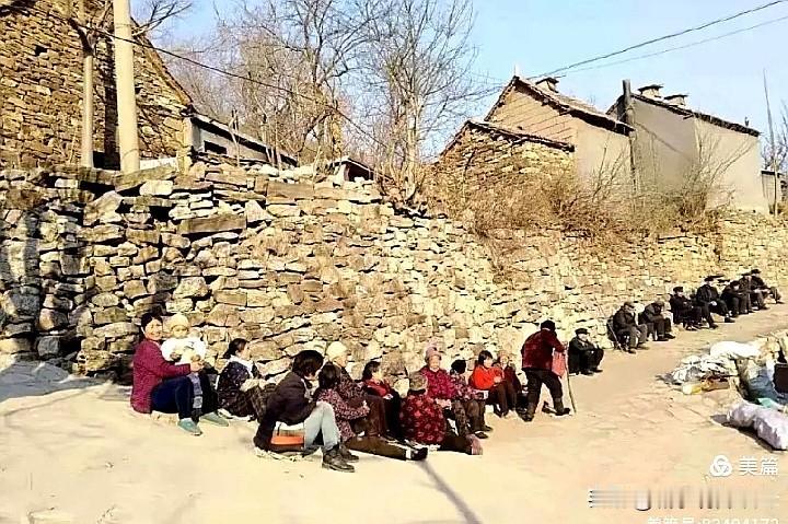 乡村记忆老照片：入冬了，老家山村里，大地封冻歇着了，人猫冬也歇着了。
白天在家生