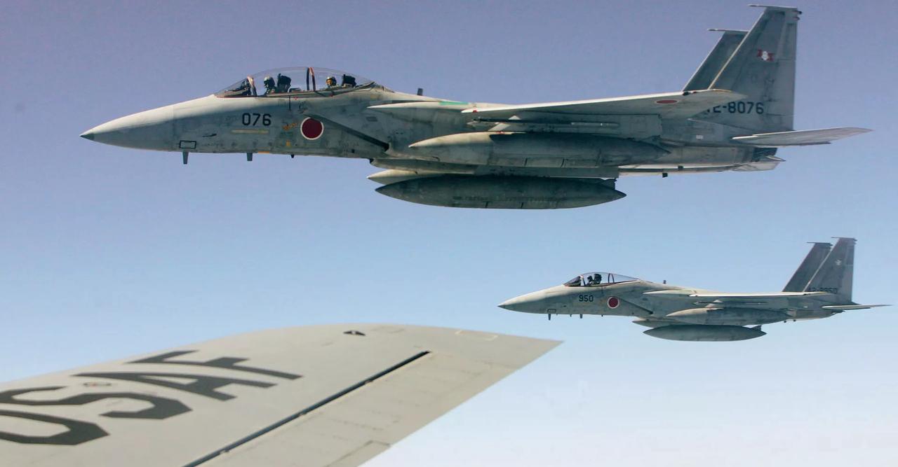 日本防卫大臣紧急开了场记者会。原因是他们声称，中方的航母舰载机用火控雷达“照射”