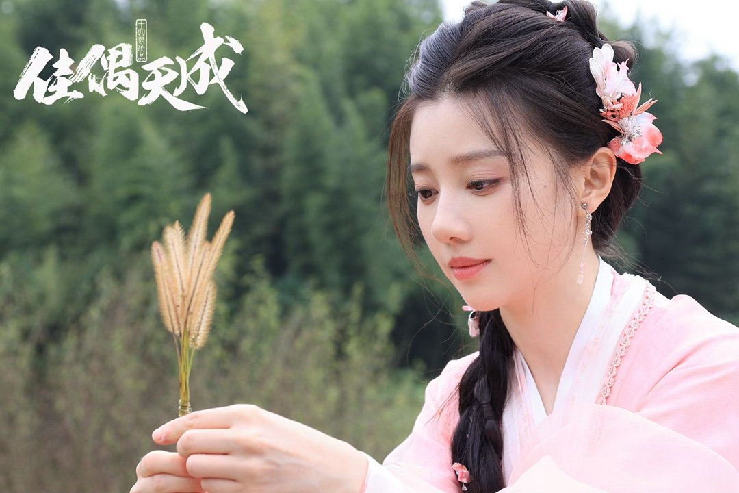 王鹤润居然把法器背身上了 法器的大小被她背出了日常感。不是武器的尺寸，是书包的尺