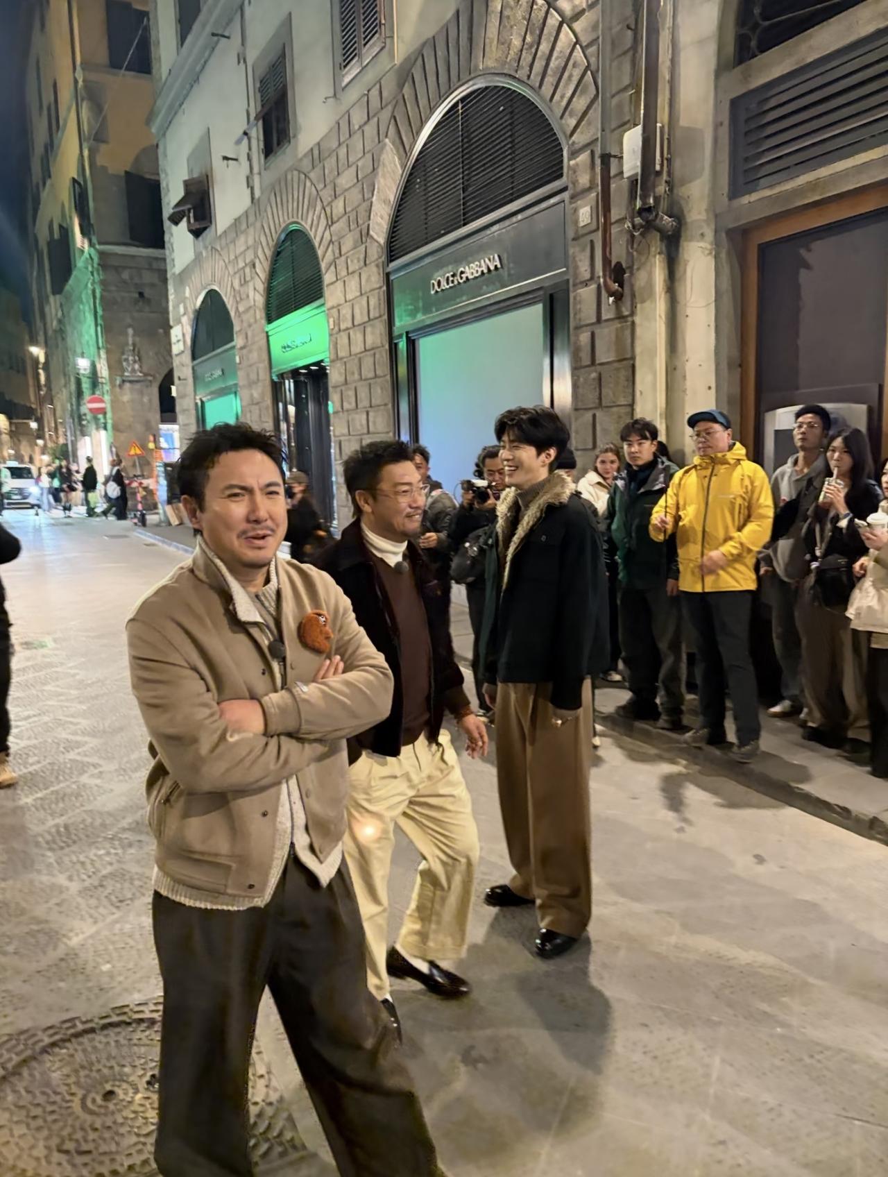 近日，有位网友在意大利偶遇沈腾、贾冰和范丞丞，他们现身佛罗伦萨街头的画面。

沈