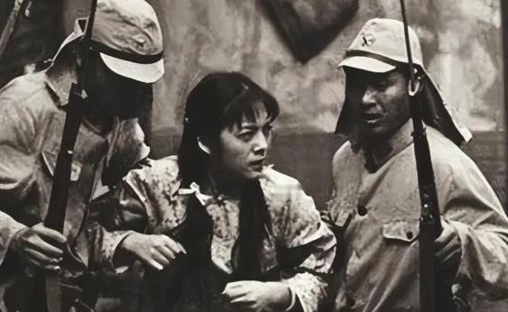 1933年，鬼子把一小媳妇摔在炕上，扑上去就要解她的腰带。小媳妇拼命挣扎，绝望时