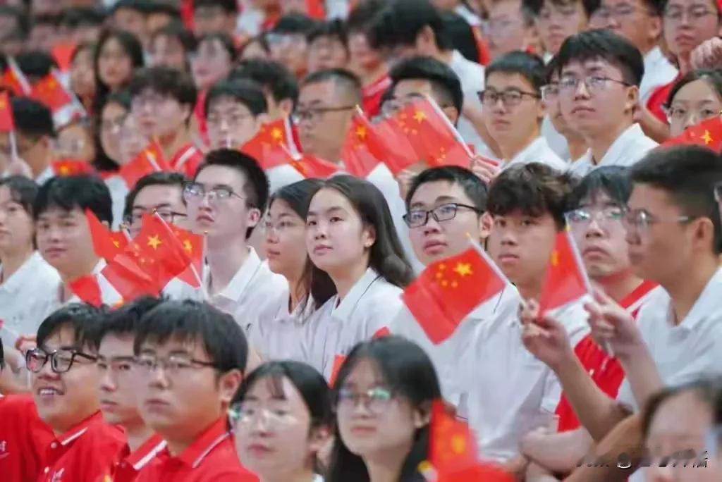 武大开学典礼这座椅图案真是让人迷惑！为了区分穿红衣服学生，在白椅子贴大红圆点，远