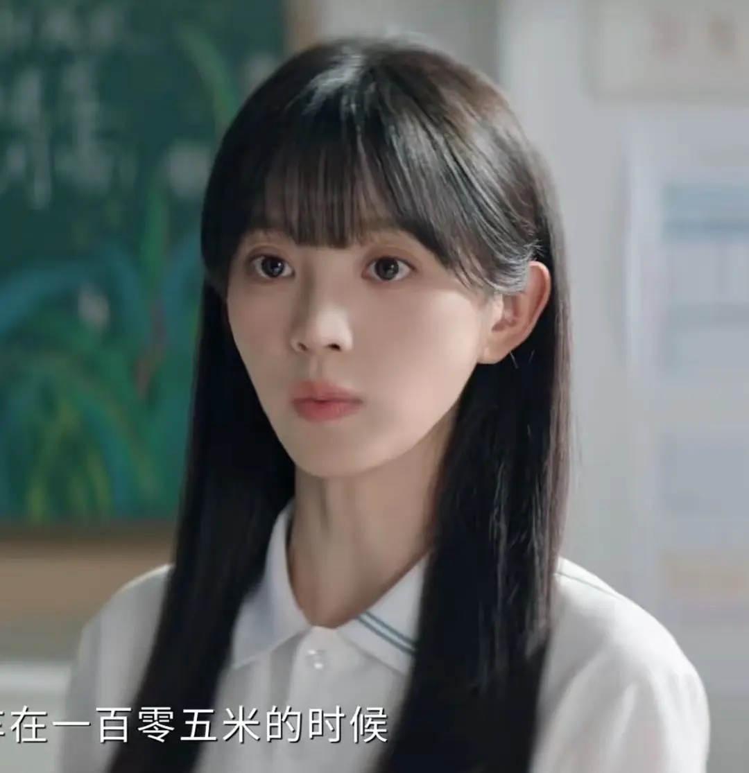 为什么会变成吉他拨片？她不是圆脸吗？是不是导演一键瘦脸了？ 