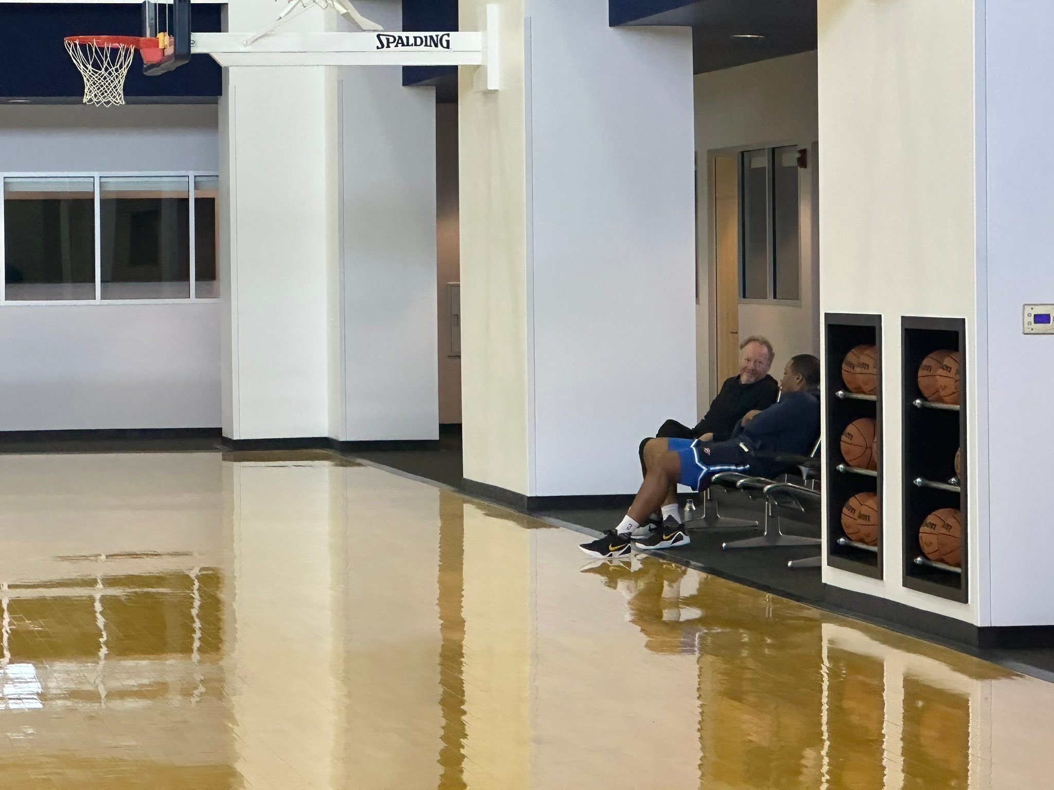 名帅布登霍尔泽今日现身雷霆训练场。编辑by 蓝色狂潮OKC雷霆雷霆战胜公牛尼克斯