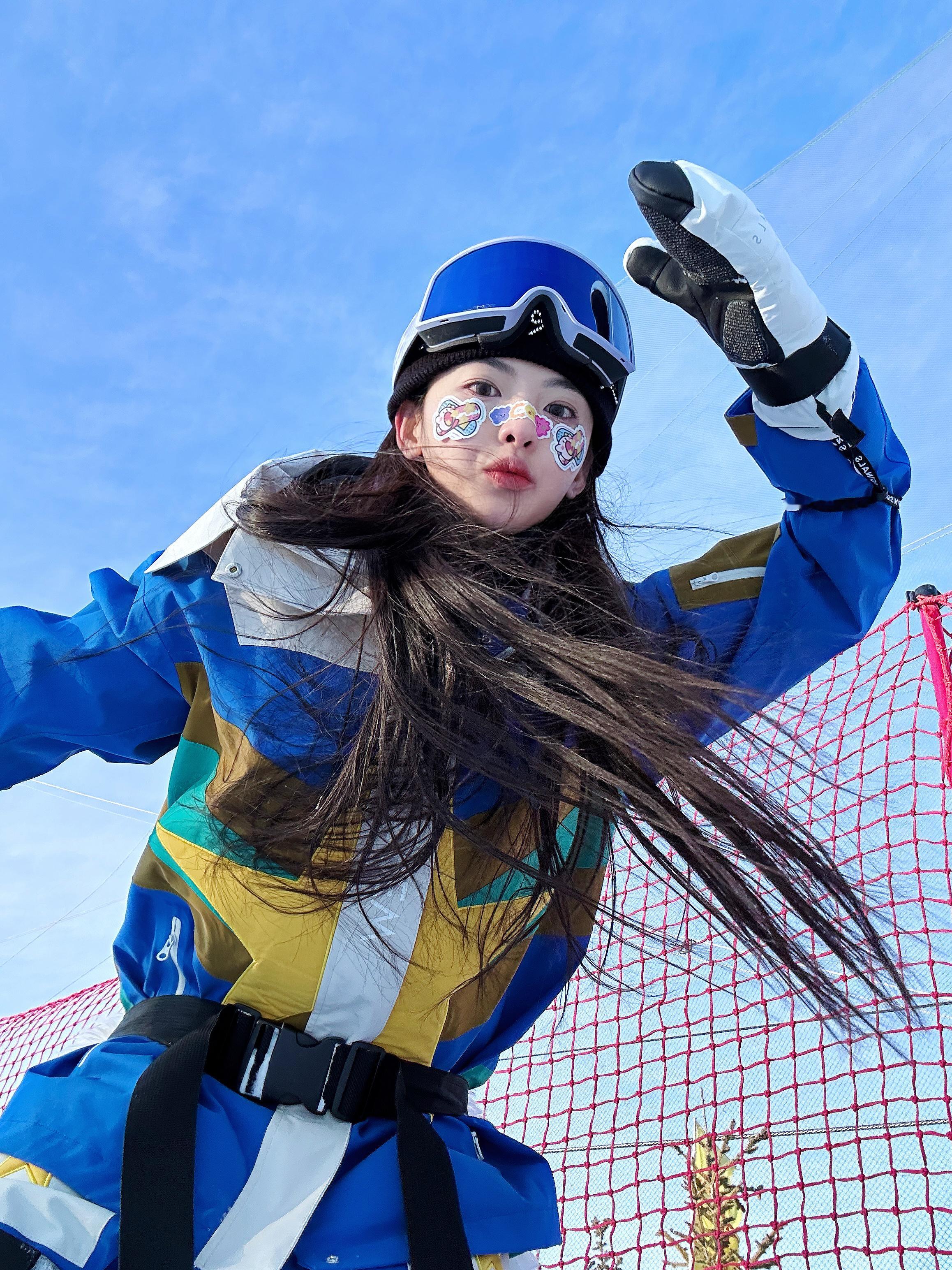 滑雪少女超越征服雪地 ​​​