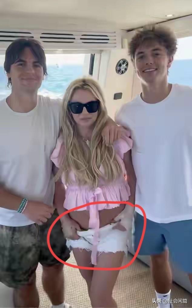 小甜甜布兰妮，终于和两个儿子的关系缓和了，晒出了一起游艇出游的照片。

两个儿子