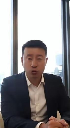 王暖暖的律师史大佗说，二审俞晓冬从无期改判10年，他怕王暖暖受不住，直到晚上才敢