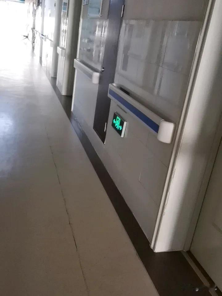 发现老年科病房里陪伴老年人住院的最多是老伴，老两口相互陪伴，一起来一起回，一起吃