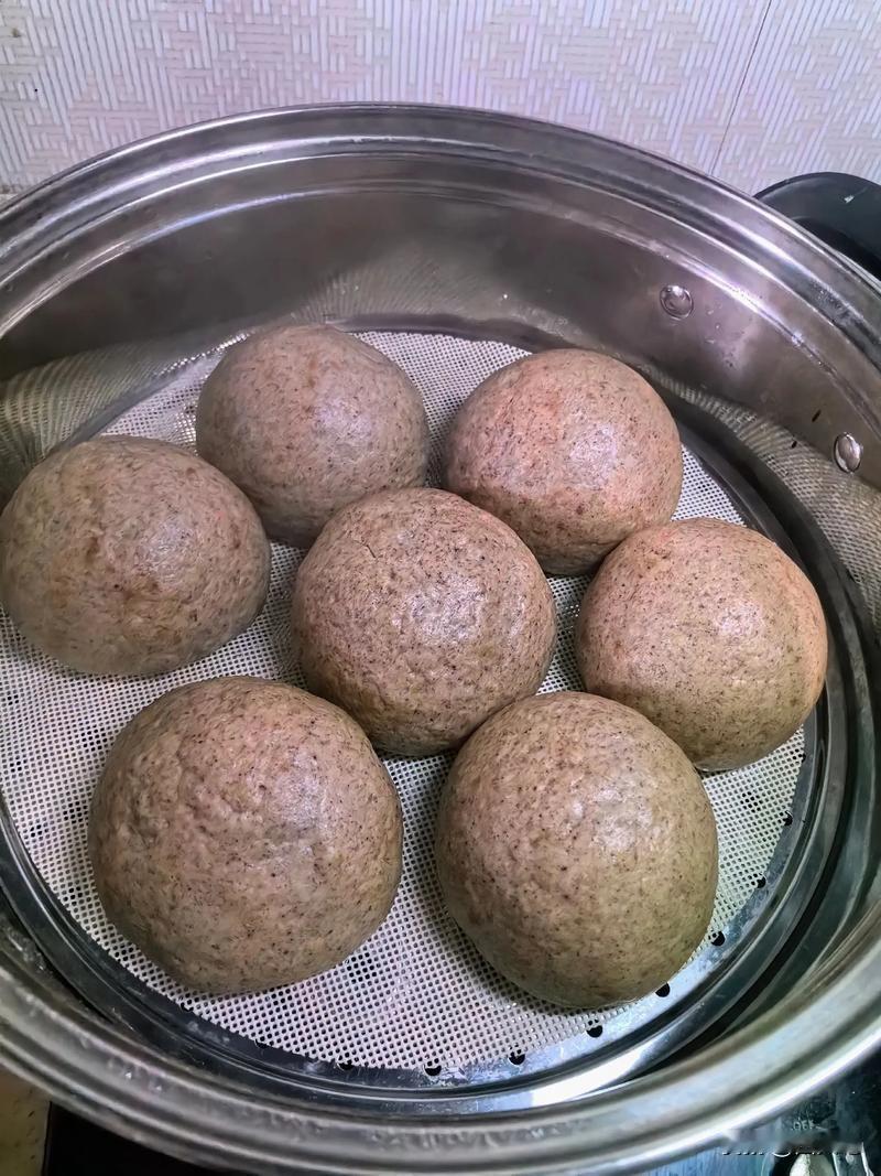 杂粮窝窝头，是当今人们常吃的一种食物，带着谷物特有的清香，是记忆里最常见的家常饭