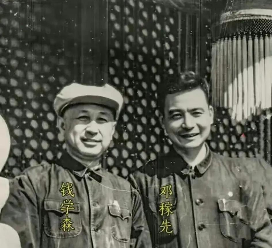 这是难得一见的照片！
两位伟大的科学家在天安门合影，他们嘴角上扬，心情相当不错！
