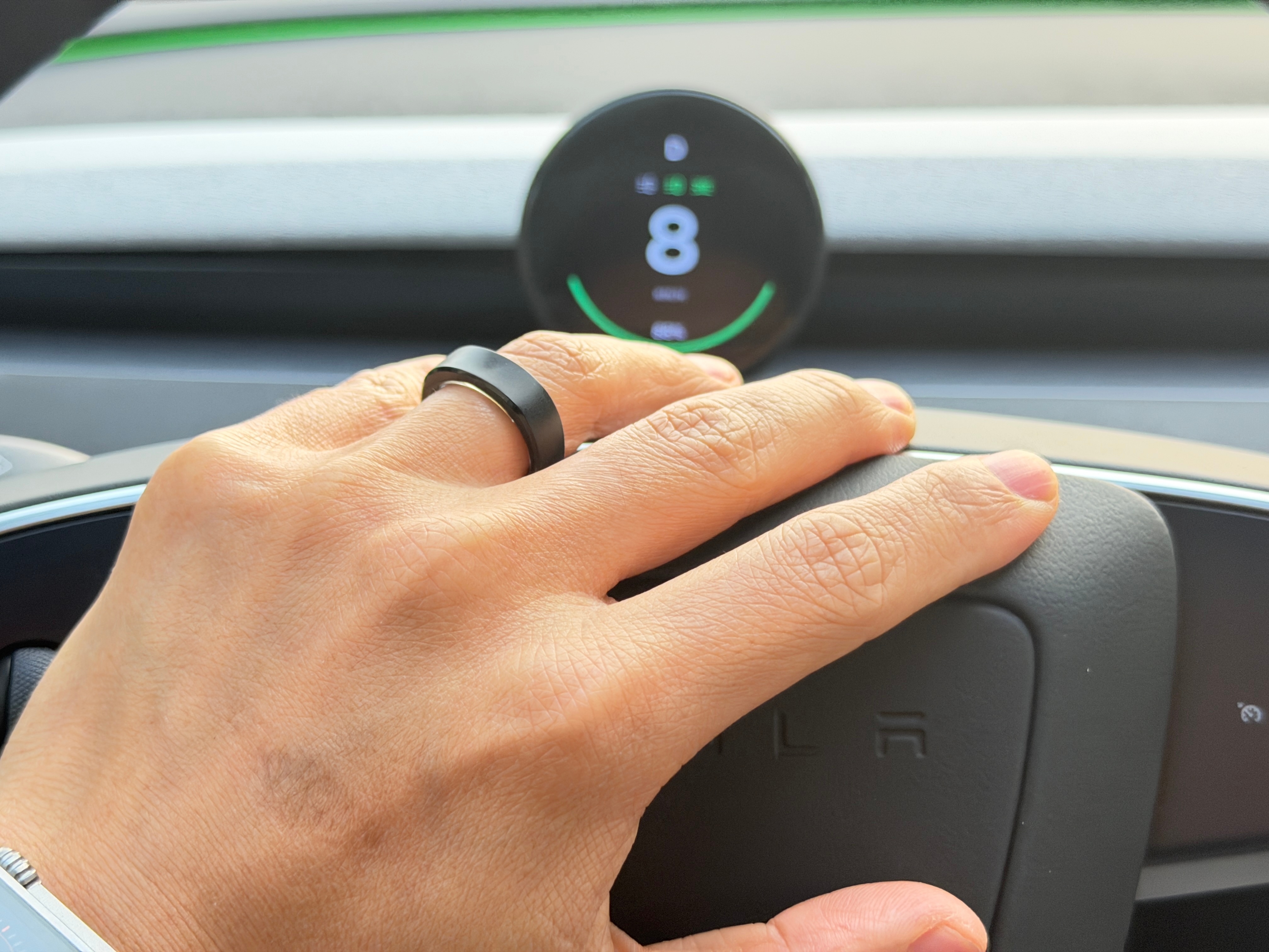 戴了戒指，才发现手指会忽大忽小。晚上戴的时候轻轻松，早上拔下来就要费老大劲。这是