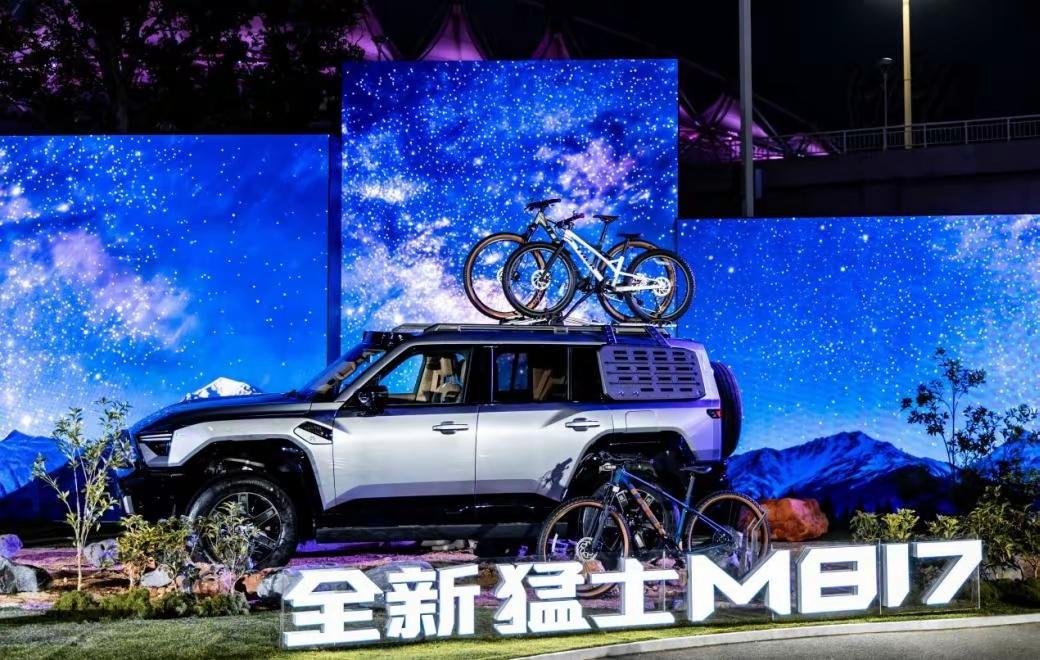 给全家的移动方舟，
买硬派越野最怕什么？怕自己爽了，全家坐得遭罪。以前开朋友的老