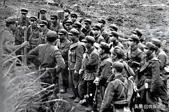 1979年，越南老百姓发现一个怪象：中国军队撤退时，为什么专炸水泥电线杆？
 