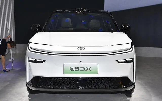 没想到啊！广汽丰田开始大力推纯电汽车了，这不，在这次的2024广州车展上，就以铂