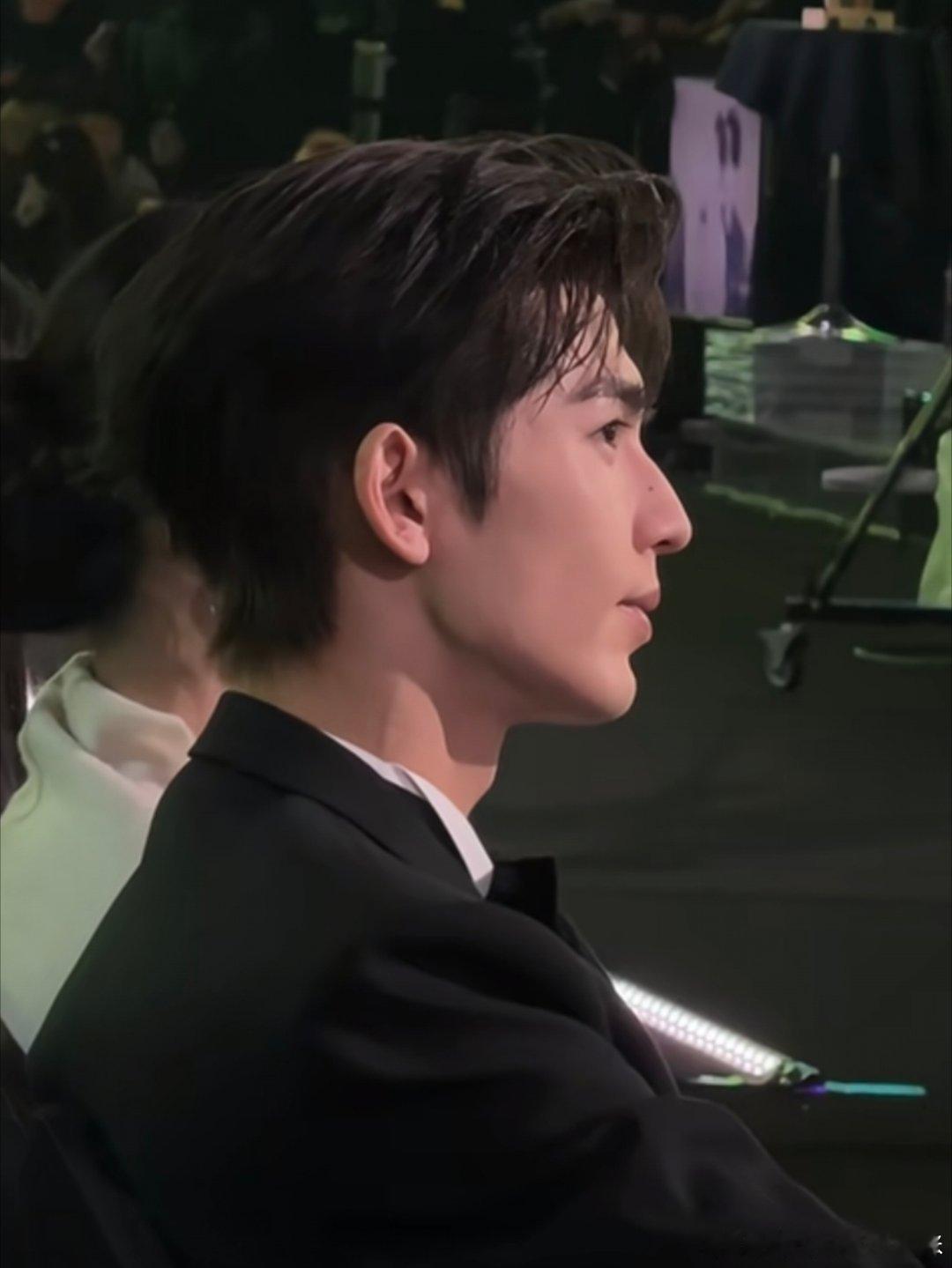 张凌赫侧脸好优越，辛云来的侧脸好虐 