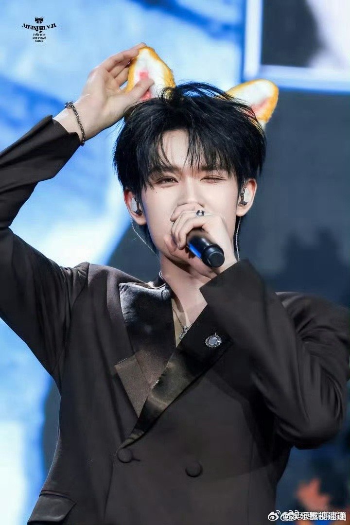 张极在跑车上吃猪脚饭 谁规定开跑车不能吃猪脚饭，张极用行动证明可以。捧着饭盒吃得