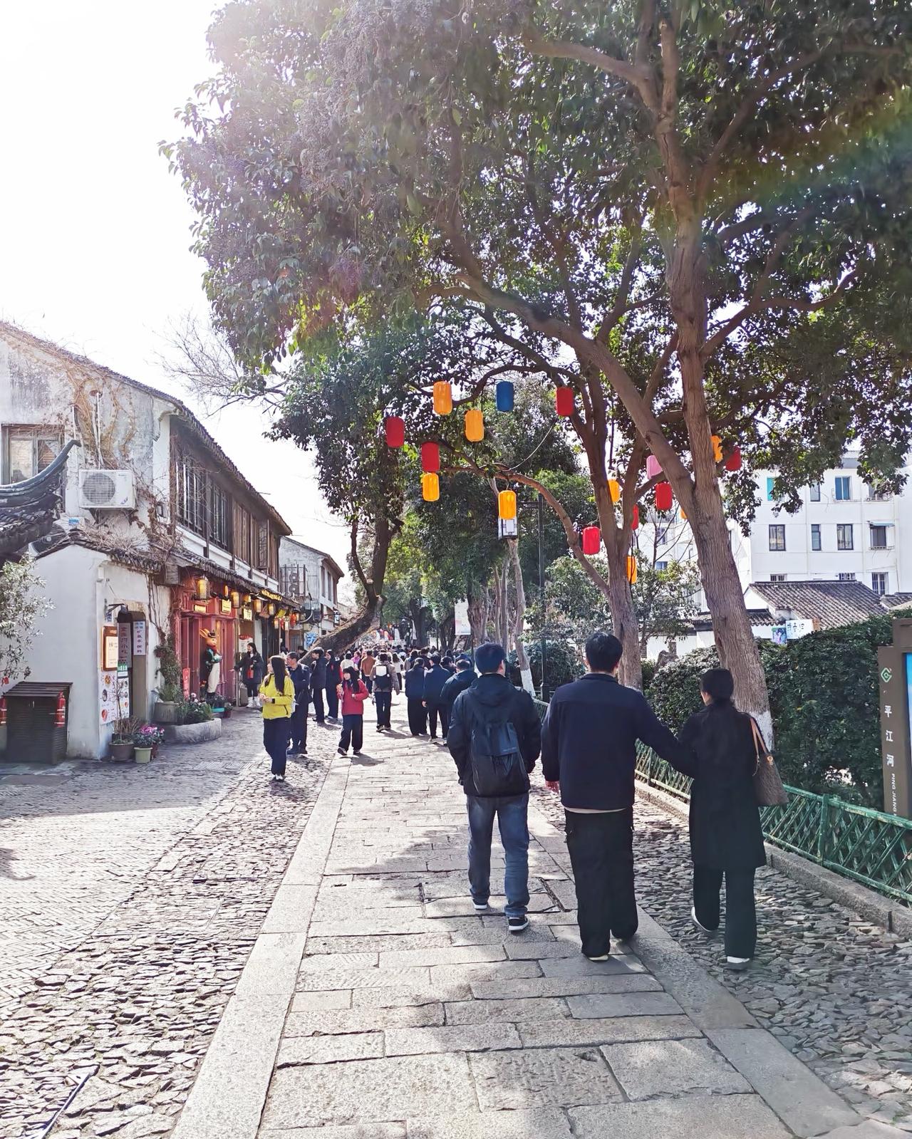 2月23日春节假期最后一天，平江路这古街终于消停了。春节期间这人多得哟，感觉空气