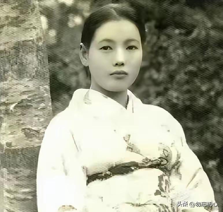 1978年，重庆江津白沙镇一名农妇正在喂猪，几辆轿车突然到访，来人告知她拥有数百