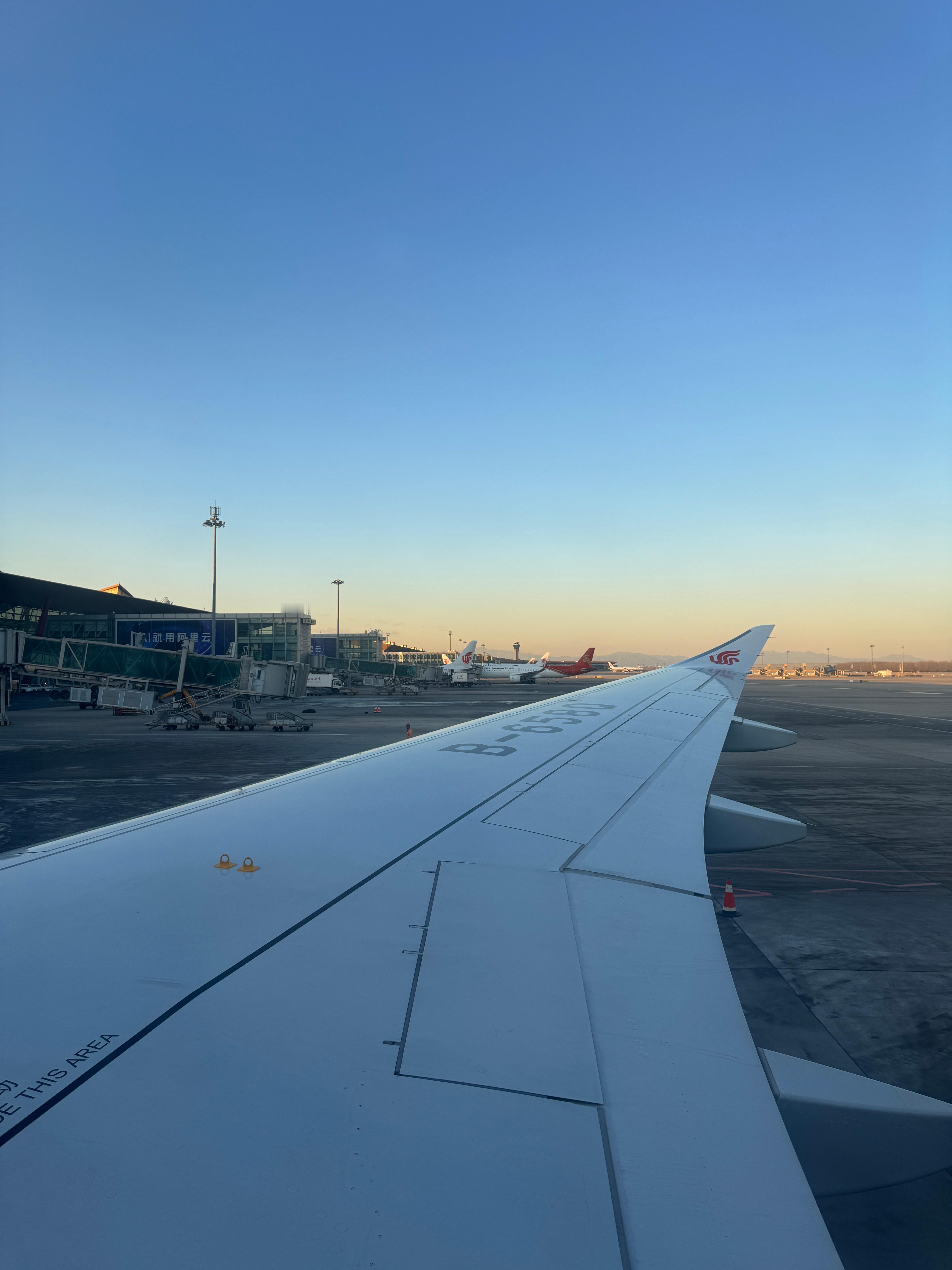 坐一把嘎嘎新的国产大飞机C919机龄才一个月呀！NVH不错，坐发动机旁，一路上我