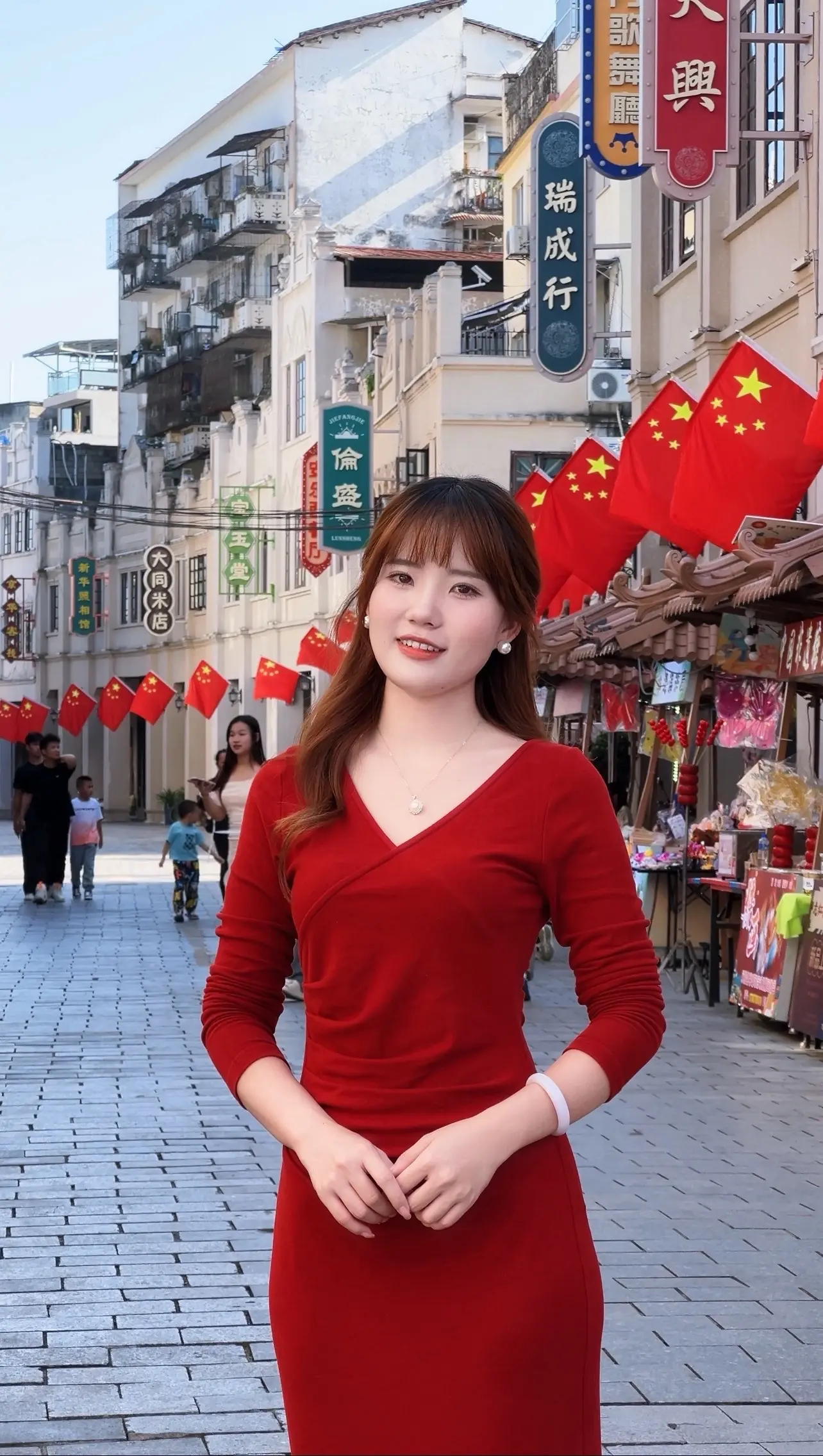 别人国庆节都出去玩，我只能在家呆😳