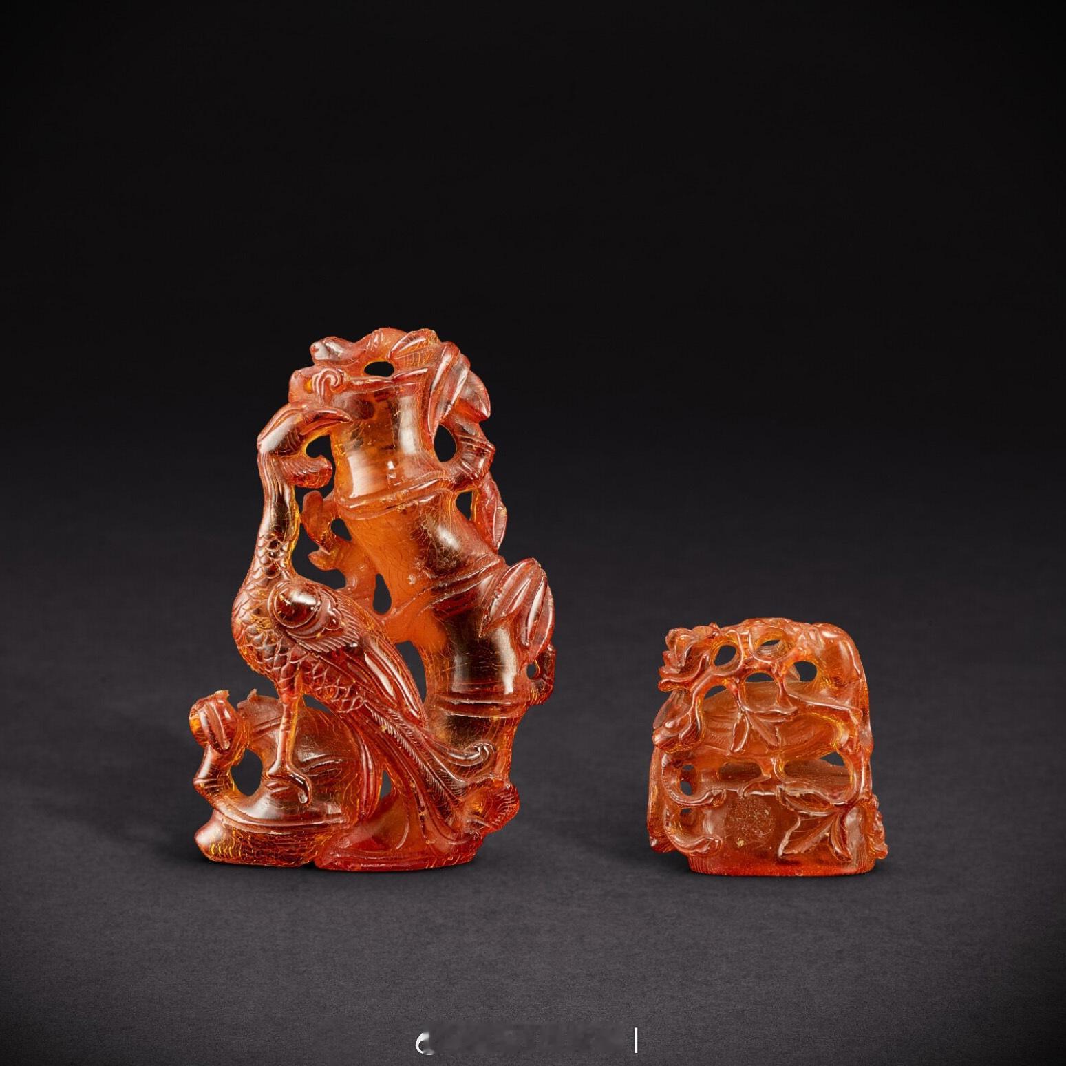 琳琅集 | 清 琥珀凤纹立件两件尺寸：琥珀穿花凤纹立件 h. 3.7 cm 琥珀