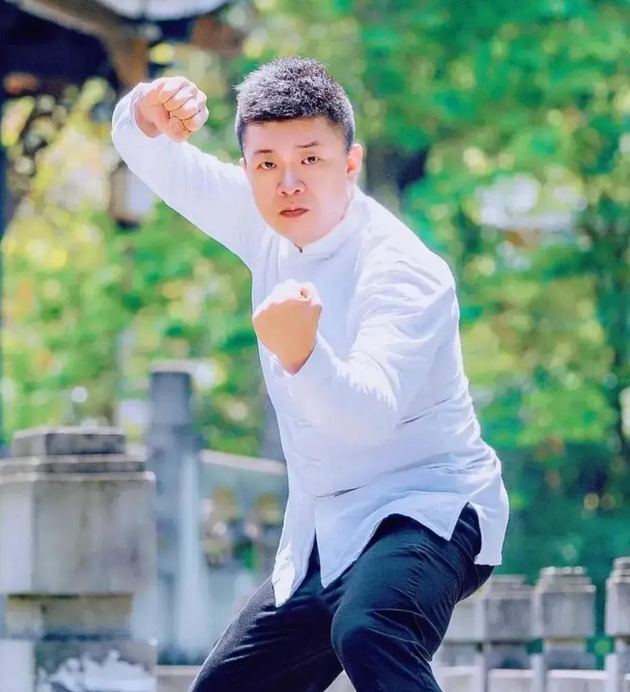 万万没想到，下午就登上了头条全国热榜，还冲到了第十三。
微信里全是短信：铁哥，你