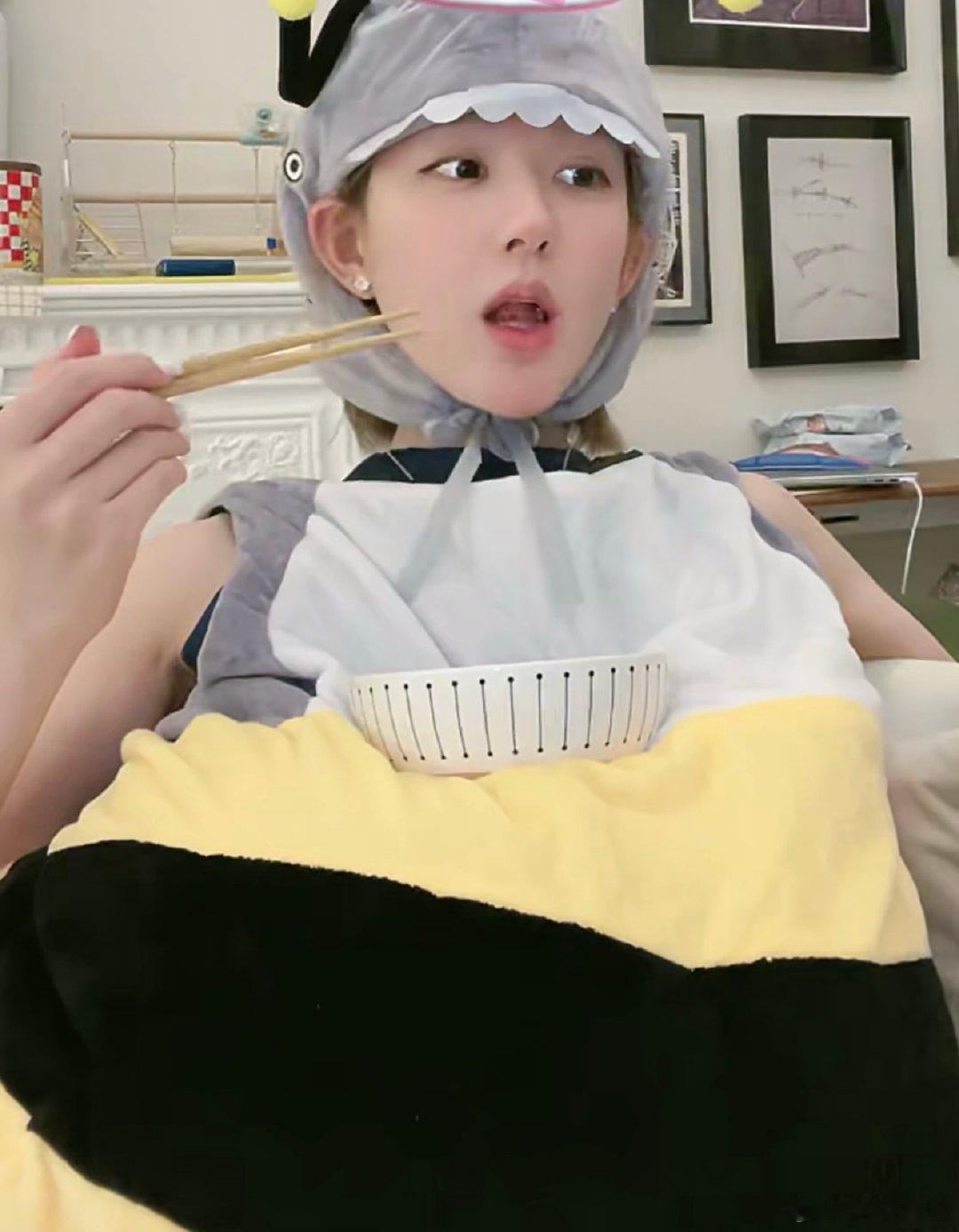 赵露思小蜜蜂套装 赵露思蜜蜂造型，直接放肚子上吃真的笑晕哈哈哈哈赵露思蜜蜂造型 