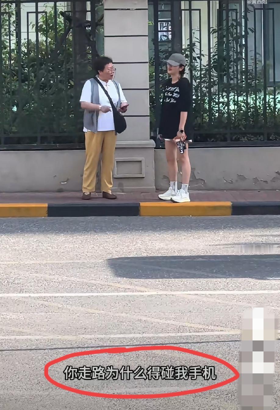 山东青岛，疑似年轻女子碰掉了这位大妈的手机，大妈嚷嚷着让她赔30块钱，不赔不让走