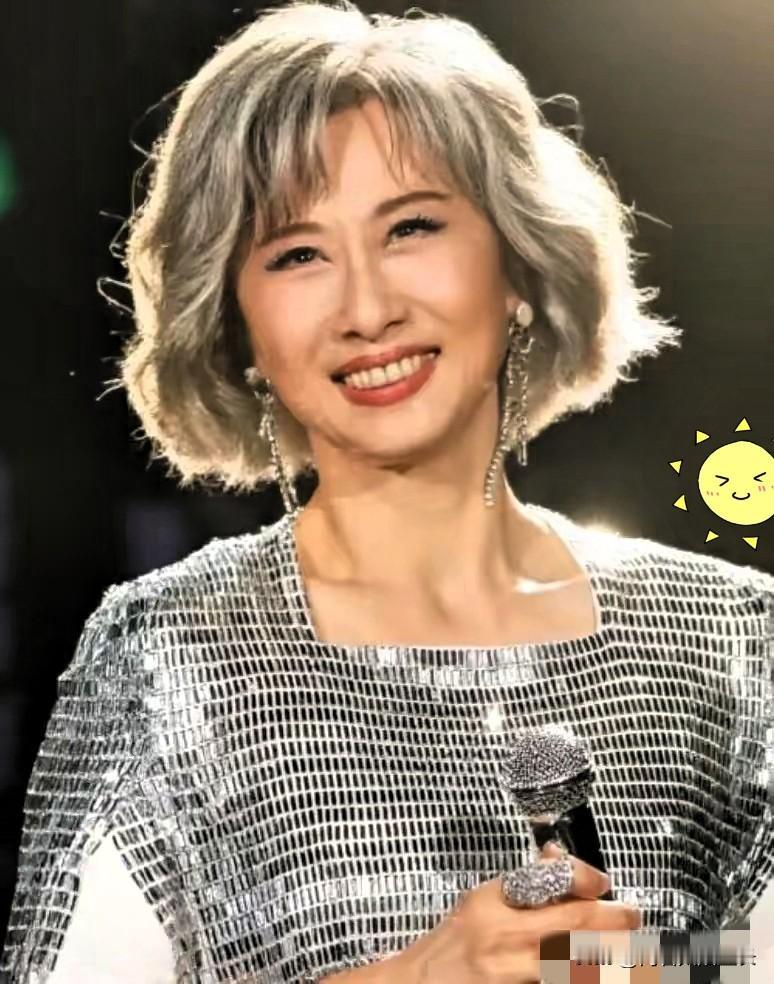 最近被叶倩文圈粉了，虽然满头白发，但是精神焕发，神采奕奕，给人一种永远有用不完的