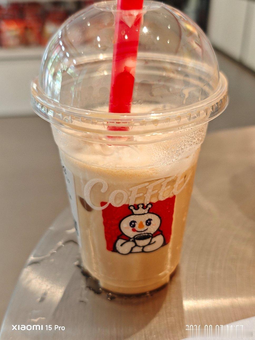 奶茶店爆单近400杯店员7点开始摇奶茶不得不说，“秋天的第一杯奶茶”这个梗真的玩