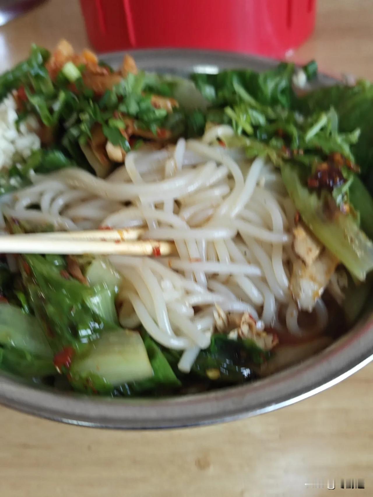 有各类汤粉和炒粉等，品类还是很多的，而且价格也很实惠。
粉的味道不错，还是比较好