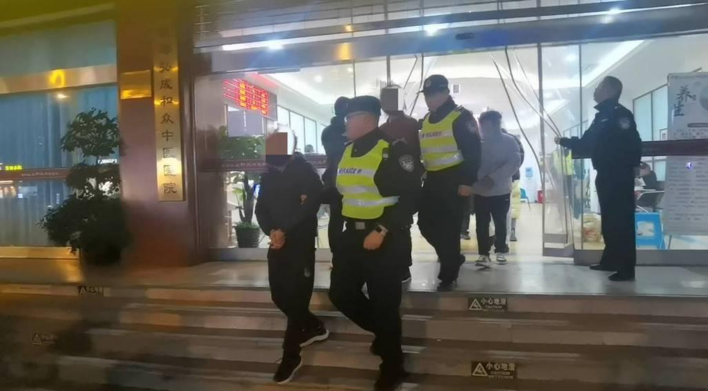 “阿姨，免费按摩不要钱”“大爷，您肠道毒素堆积严重，不洗就有生命危险”——这些话