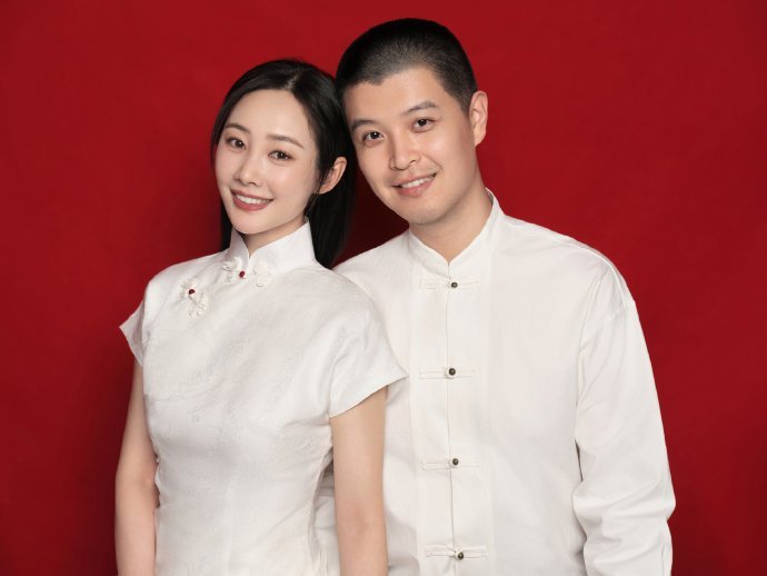 李纯马頔结婚照李纯马頔红底照 官宣结婚，李纯马頔红底照来和领证现场照片，并互相喊