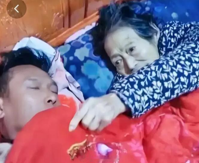 2023年，男子伺候病危的母亲，由于太疲倦睡着了，醒来时，发现母亲已经走了。回看