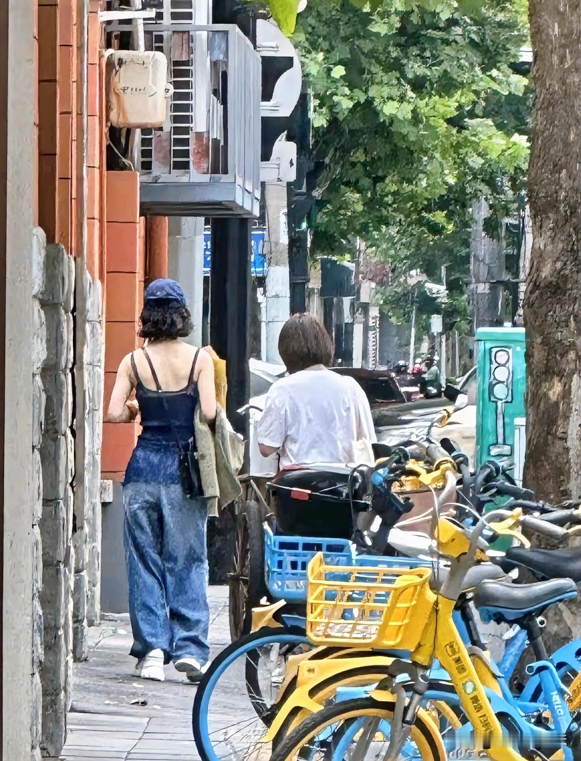 丽颖在上海逛街呢！
我的天，这个女人即使是在休息期间也自律的可怕，瞧瞧这肉眼可见