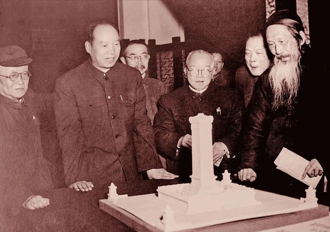 1952年4月，彭真听取张澜（右一）、李济深（左四）、邵力子（左一）等对人民英雄