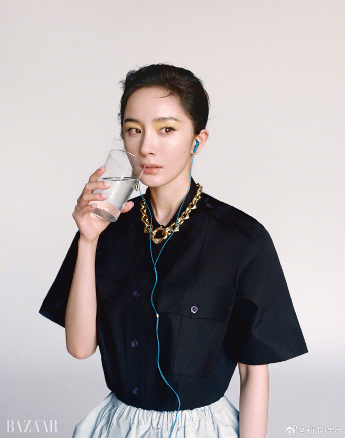 杨幂小时候喜欢张曼玉钟楚红杨幂保存了关雪穿的旗袍 分享“时尚”故事，透露小时候喜