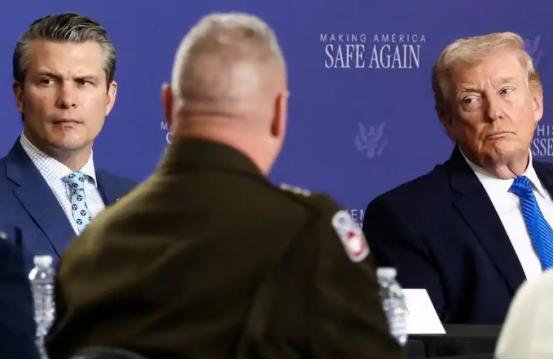 明明去孟菲斯抓治安、调警力，特朗普半路却撂下正事，直奔猫王故居签名，太随性了。