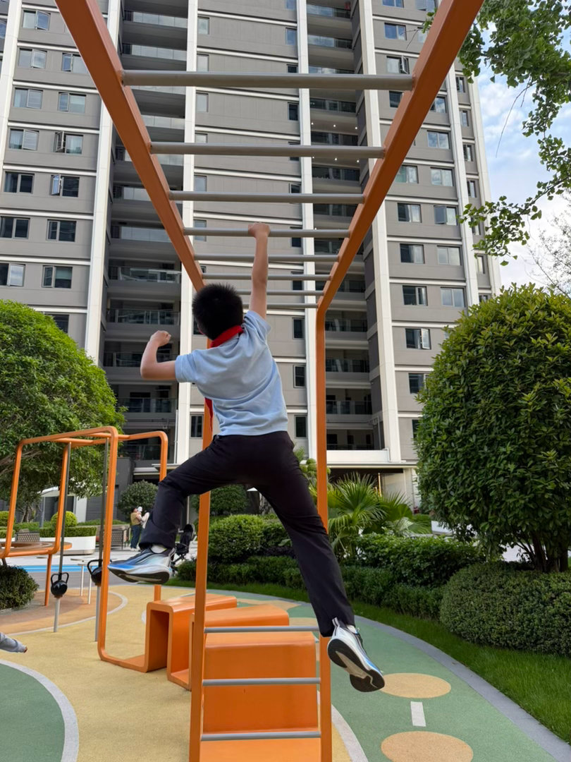 今天早下班。陪儿子一起做向上运动，拉单杆、摸树叶。抓住春天长高的好机会。运动就是