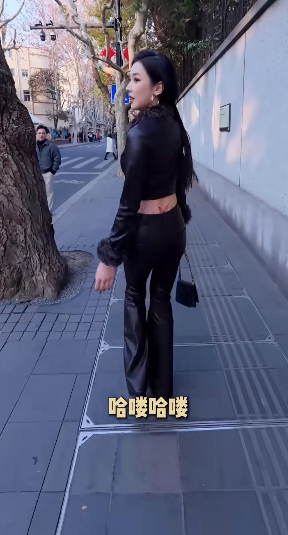 白天，阳光穿透粼粼的水面，洒下金色的光芒，照亮前行的路。追逐着浮游生物，感受食物