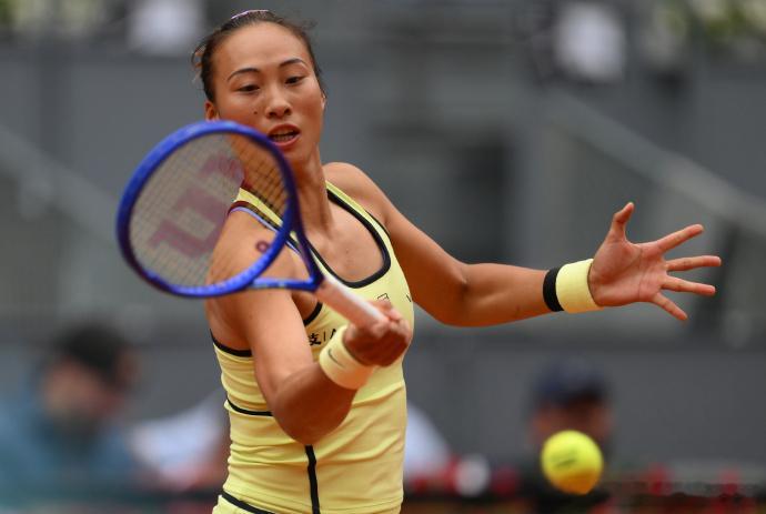 即时战况：正在进行的马德里站次轮对决，郑钦文发挥不佳被肯宁6-1拿下首盘，肯宁大