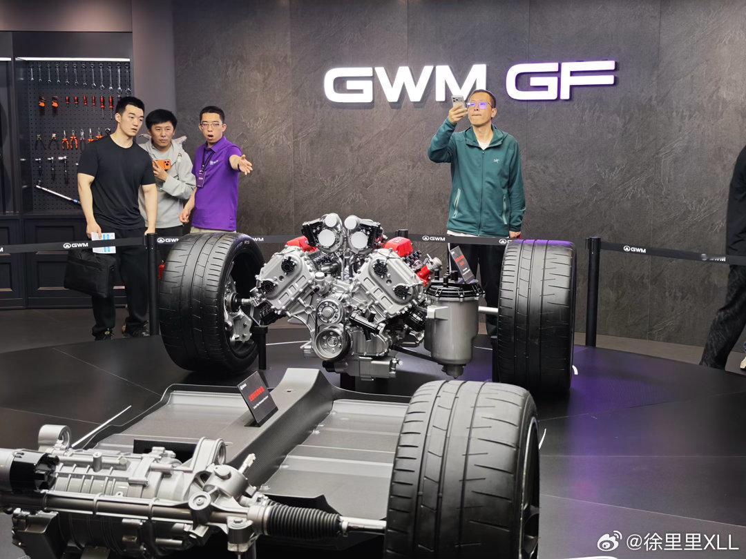 自主老哥偷偷摸摸来学习中置V8超跑了。眼神很复杂。