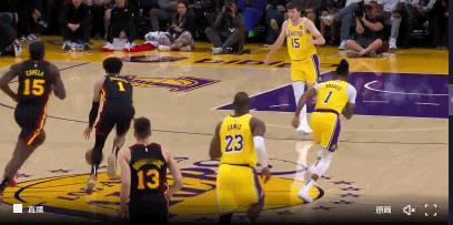 NBA赛场镜头：我去，扣篮大赛动作出现在实战中！杰林-约翰逊飞跃里夫斯头顶扣篮，