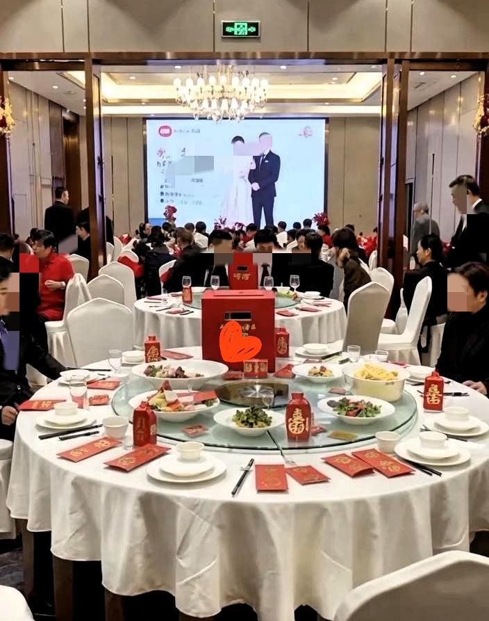 现在是人情薄如纸！昨天我儿子结婚，在酒店订了 40桌，每桌花费 1800。万万没