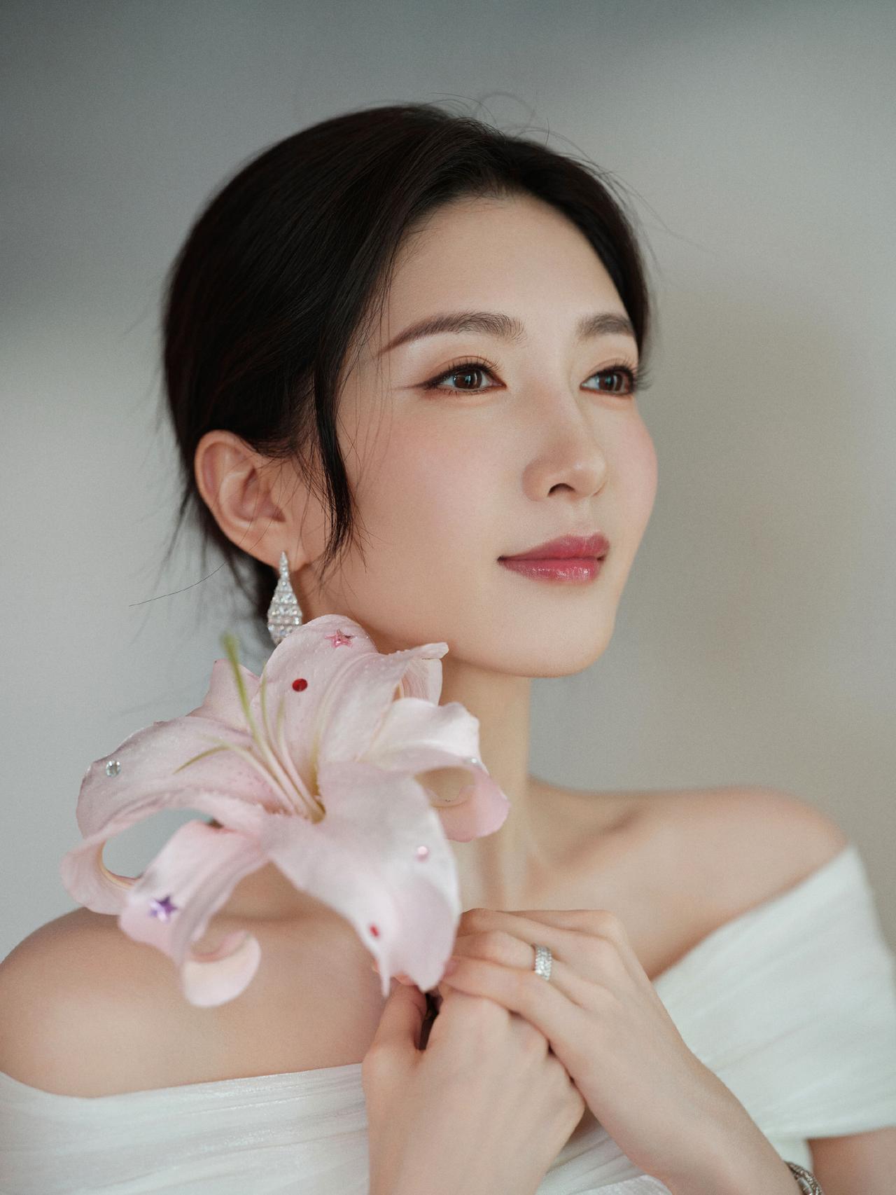 岁月静好状态的美丽姑娘[玫瑰]
江疏影