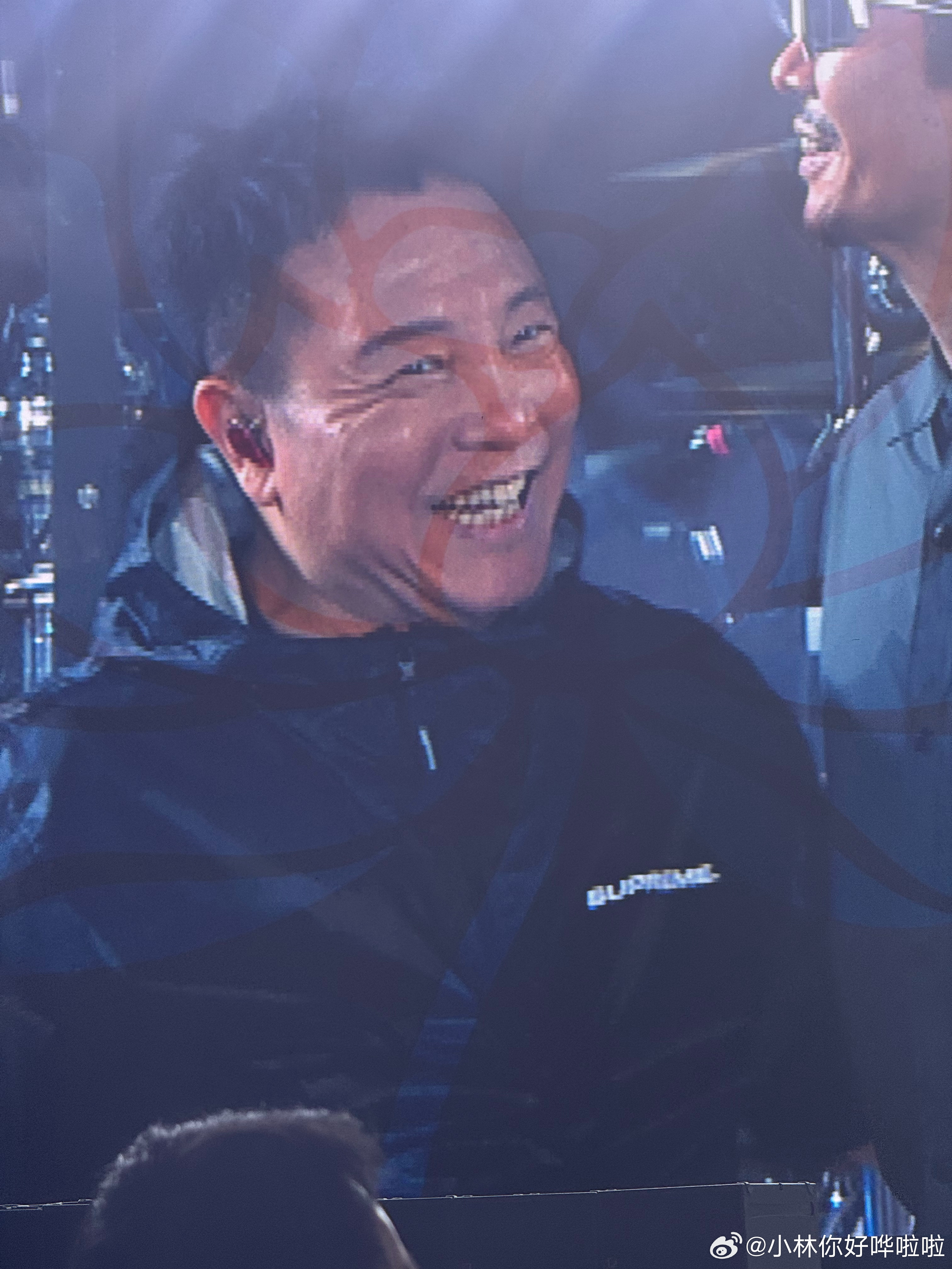 台上的许巍快乐得像个大男孩许巍 第一次近距离听许巍本人演唱会，他唱得很用心，不愧