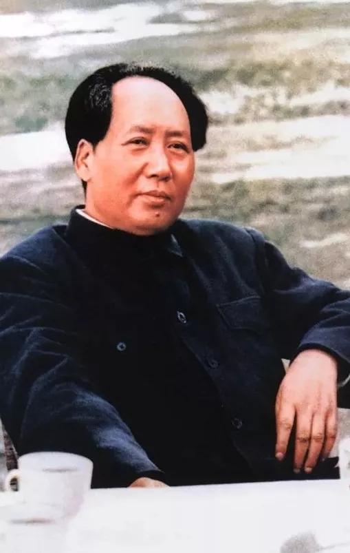 怀念毛主席
在我们中国人民心里一直怀念毛主席，伟大的思想引领中华民族团结进步贡献