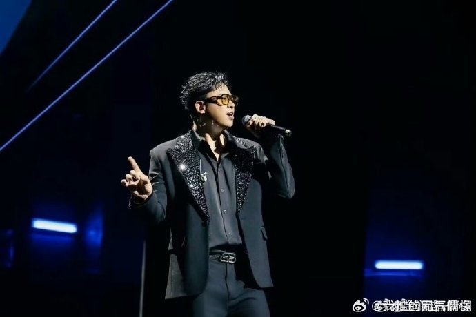 中国球迷万人齐唱金润吉全球都热Al东北超金润吉献唱世界杯助威曲 激昂旋律直击人心