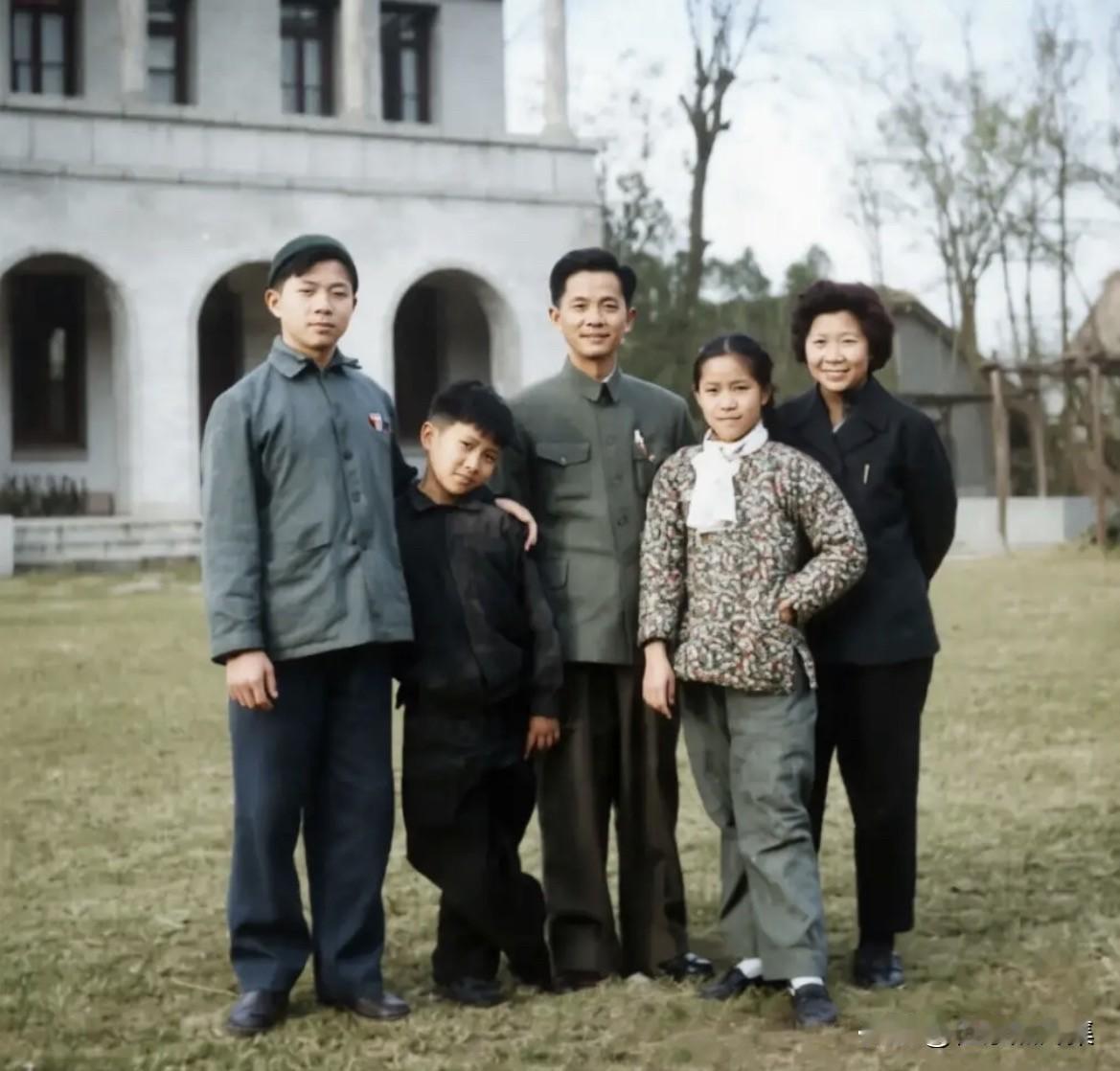 上世纪五十年代末，时任山东省委第一书记舒同与第三任夫人石澜、长子舒关关、次子舒安