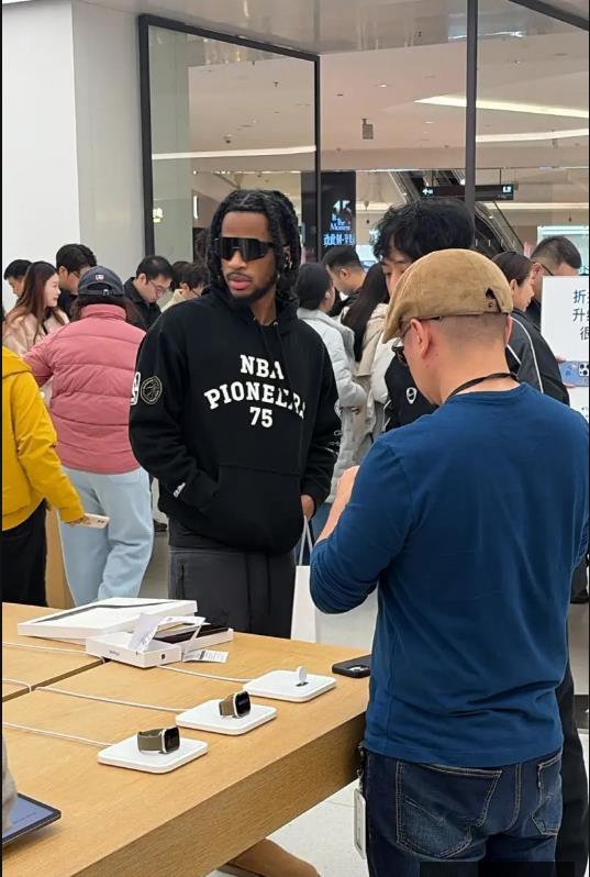 辽宁队的外援库珀利用休息时间去逛沈阳万象城了，库珀家里有钱，去万象城买点品牌对库